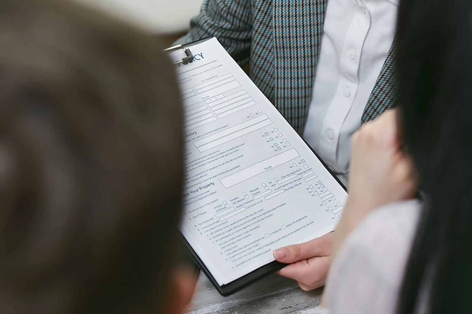 Iemand houdt een contractdocument vast