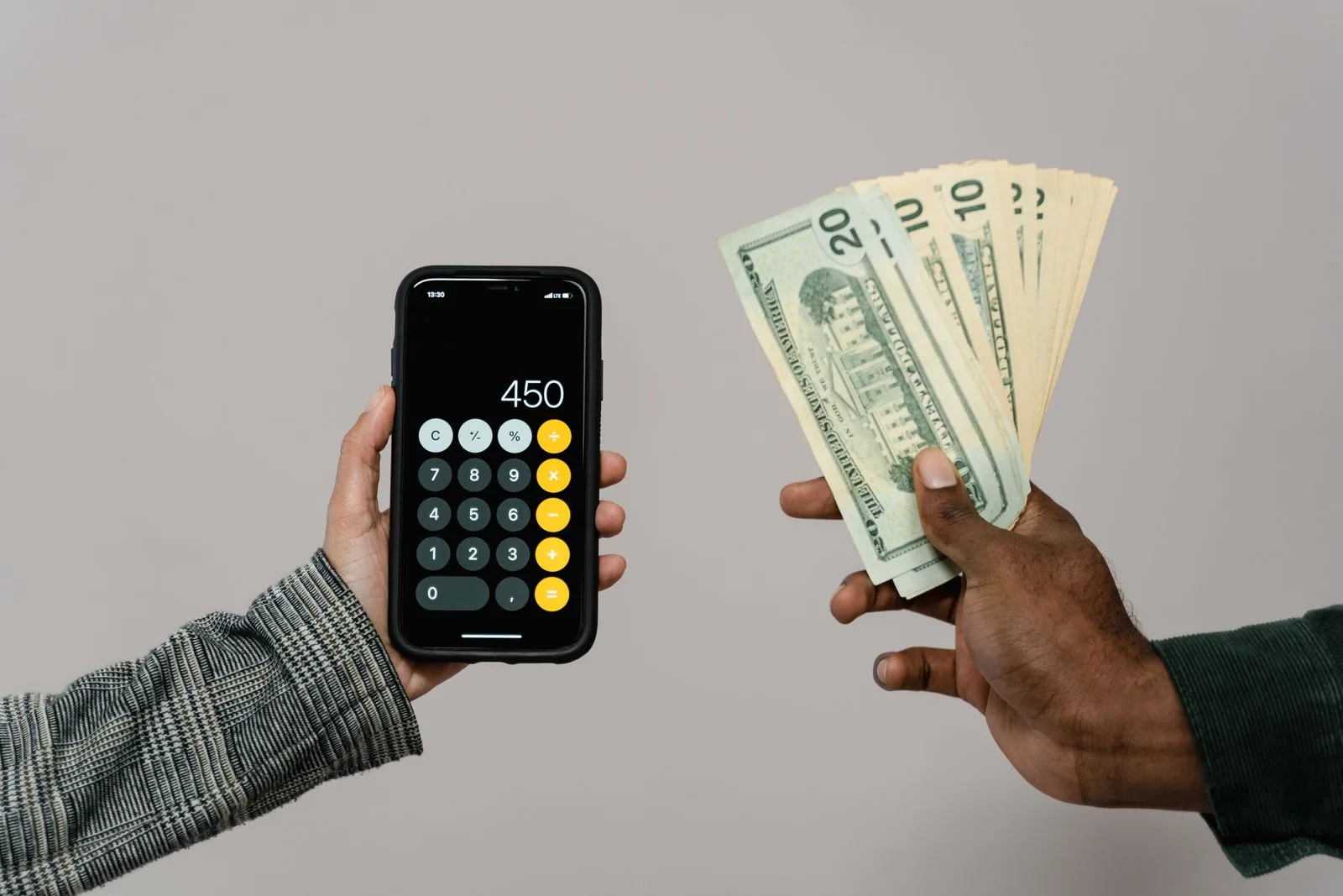 Rekenmachine en geld op een bureau