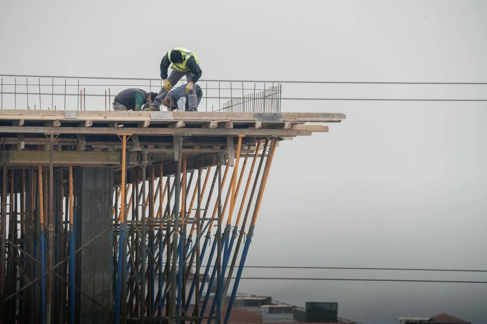 Bouwvakkers op een hoogbouw in aanbouw