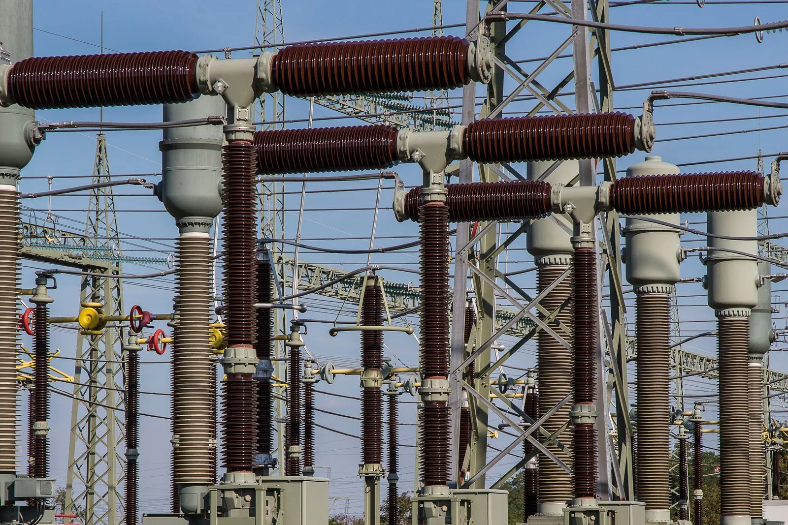 Hoogspanningsstation met transformatoren