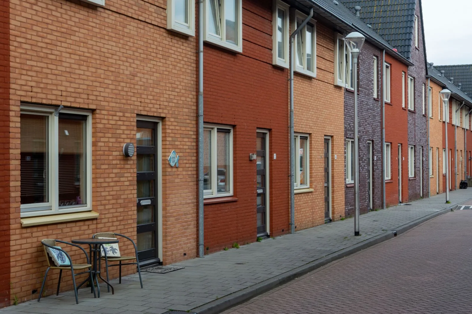 Rij huizen aan een straat