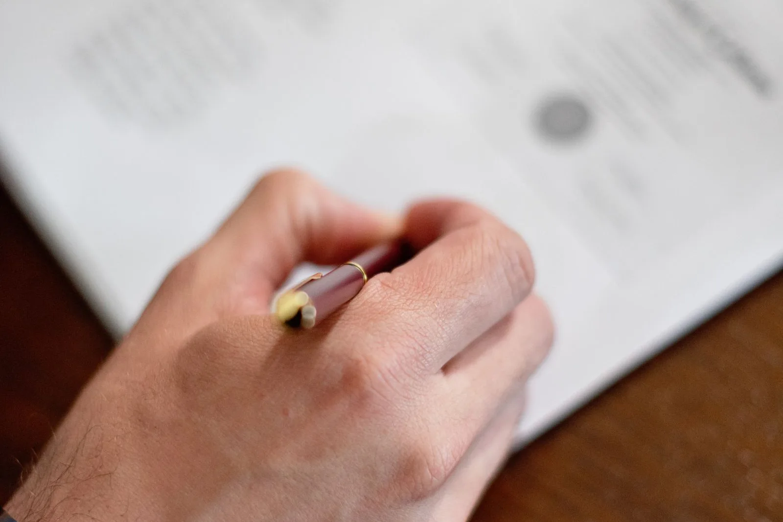 Iemand ondertekent een document