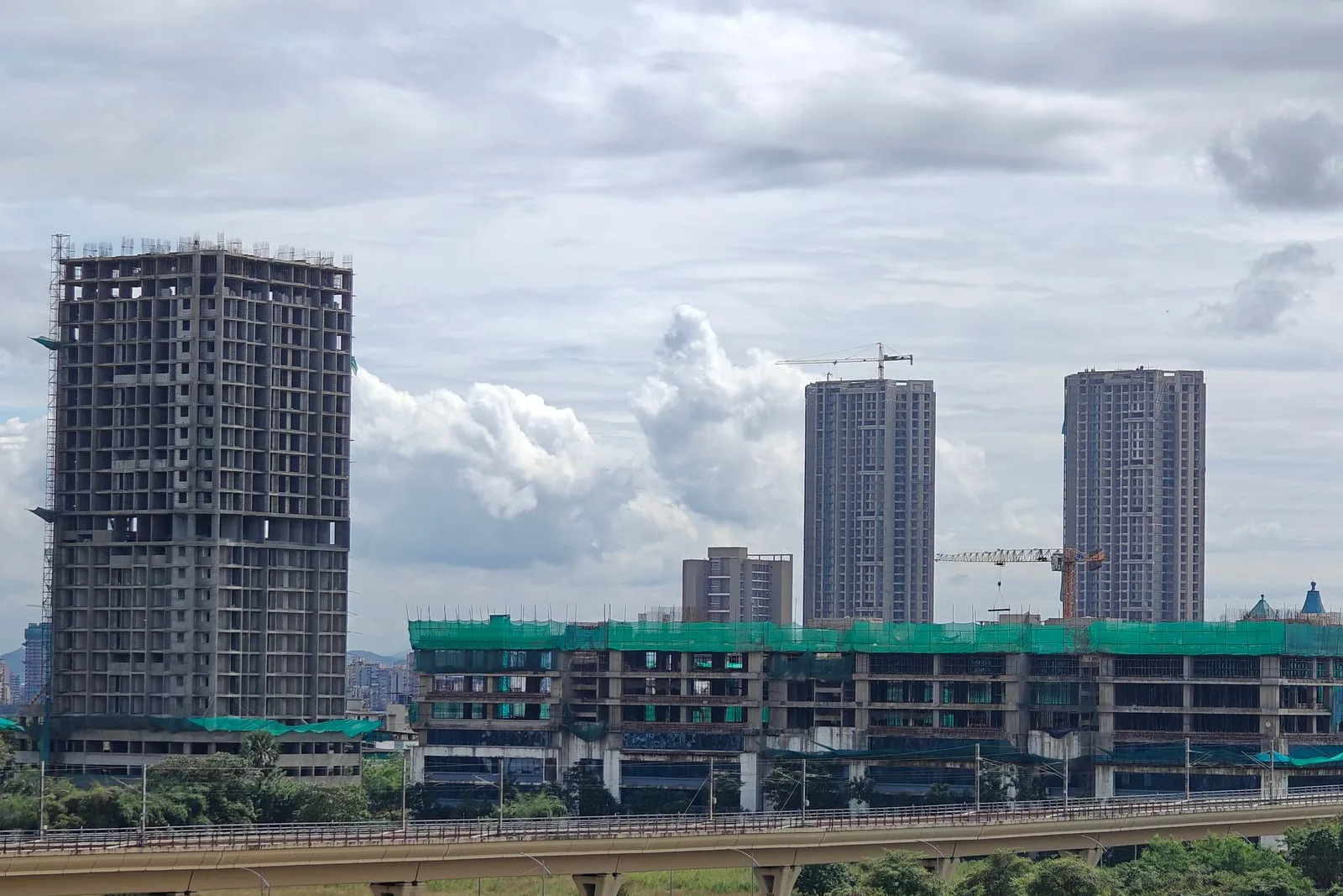 Skyline van een stad met bouwactiviteit en hoge gebouwen