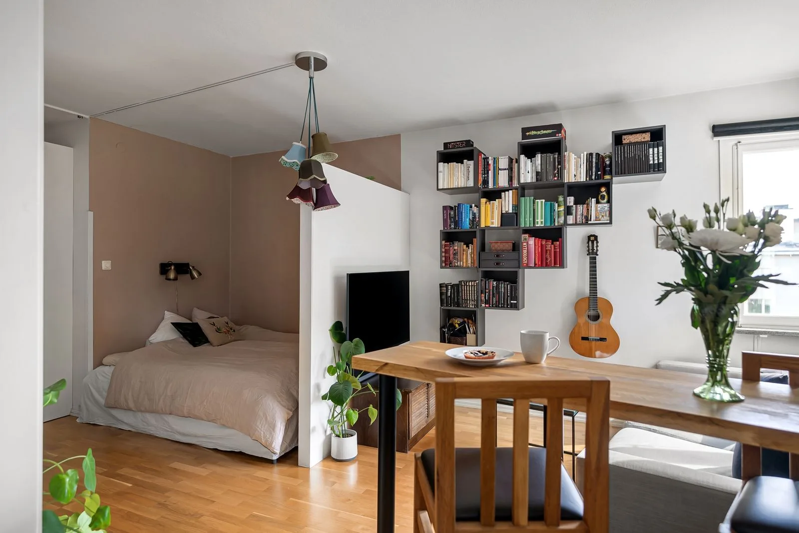 Studentenkamer met bed en bureau